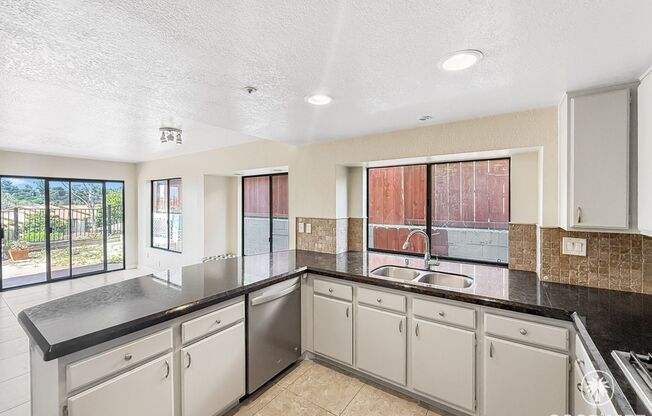Beautiful 4B/2.5BA House in Vista w/ Attached Garage & AC! 1–2 Year Fixed Rate!