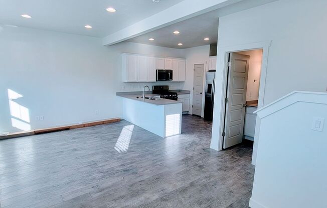 Incredible IVORY TOWNHOME!!