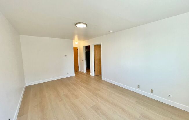 Perfectly located 1BR/1BA Nob Hill Apartment! Parking! PROGRESSIVE