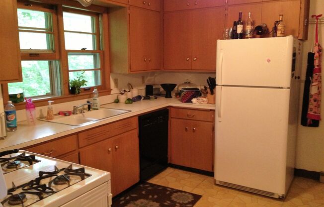 2 beds, 1 bath, $1,100