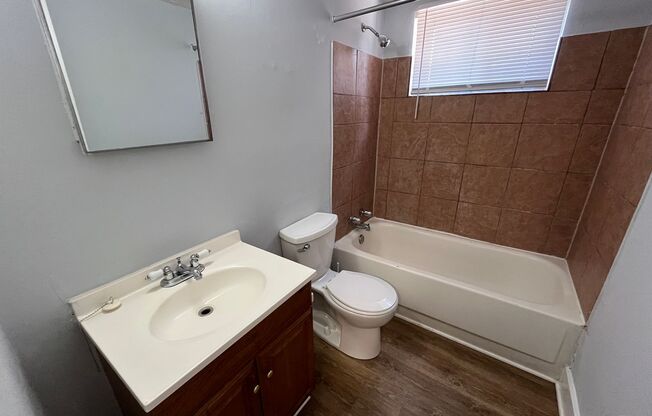 3 beds, 1 bath, 900 sqft, $999, Unit 413