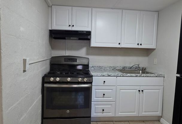 1 bed, 1 bath, $1,050, Unit 1214-5