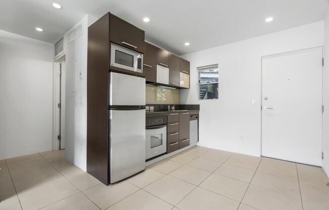 Kitchen at The Regency Apartments in Tempe AZ Nov 2020 (2)