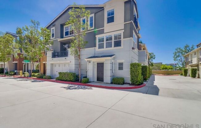 Tri-Level Townhome Condo for Rent – 2 Bed, 2.5 Bath