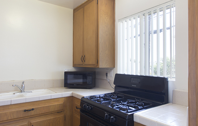 Spacious One Bedroom One Bathroom in Pacific Beach!!