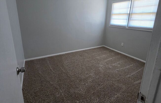 2 beds, 1 bath, 950 sqft, $875, Unit 38