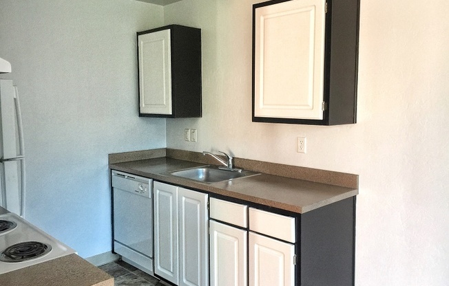2 beds, 1 bath, 756 sqft, $1,350, Unit 121