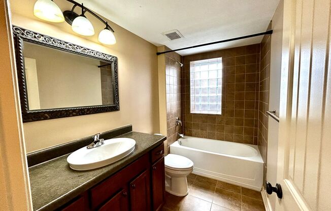 2 beds, 1 bath, 800 sqft, $1,195, Unit 601 - Unit 305 B800