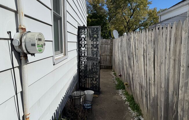 2 beds, 1 bath, $1,200