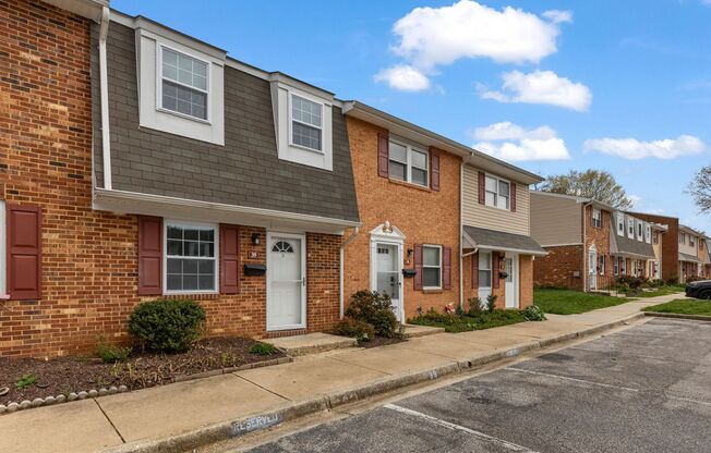 Renovated Hilltop Village Townhouse-Available 8/1/25