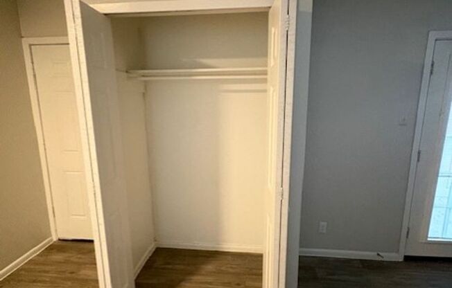 2 beds, 1 bath, 873 sqft, $1,120, Unit 01-0101