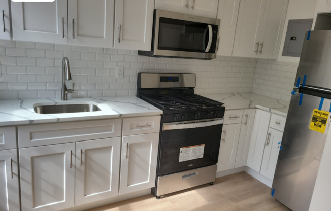 2 beds, 1 bath, $3,000, Unit 2