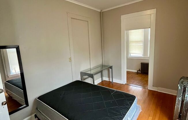 Student Housing close to Downtown and Bus stop!