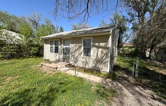 $750- 2 bed 1 bath - Cute and small single family home! Accepting Housing Vouchers Section 8