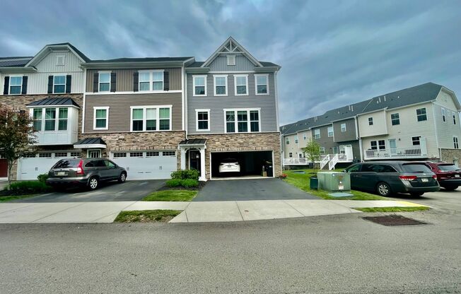 Pittsburgh - 3 Bedroom 2.5 Bathroom - Townhouse - End Unit