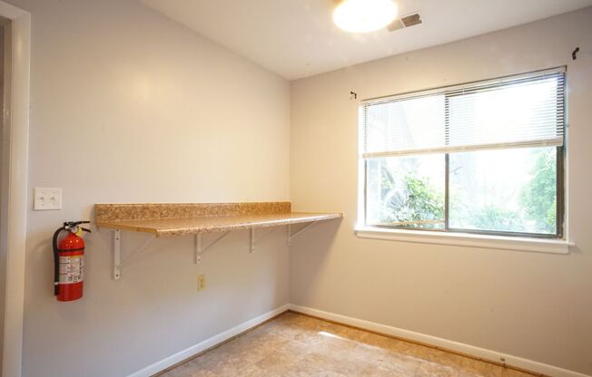 3 Bed/2 Bath Townhouse. On Bus Route to Campus. Parking.