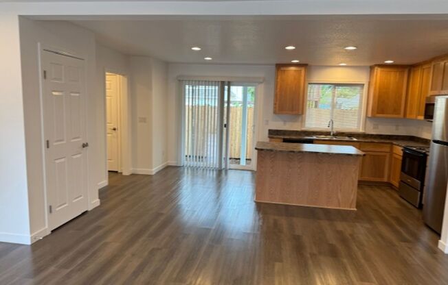 3 beds, 2.5 baths, 1,525 sqft, $1,995, Unit 1102 W 11th