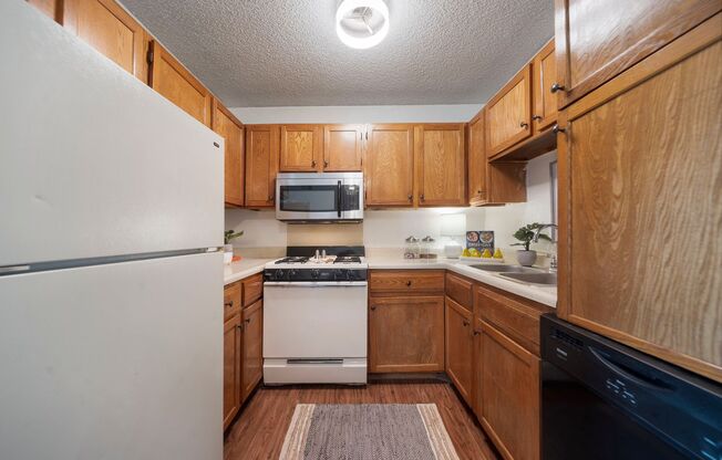 2 beds, 1 bath, 670 sqft, $1,259, Unit 02-232