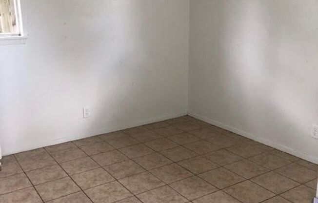 3 beds, 1 bath, $1,250