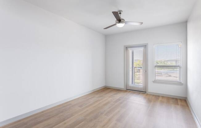 unfurnished bedroom with ceiling fan