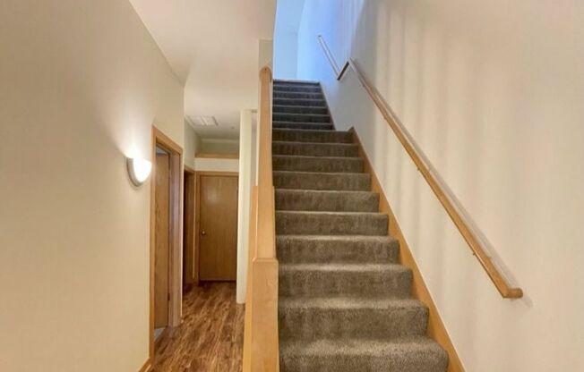 2 beds, 1 bath, 864 sqft, $2,050, Unit 127