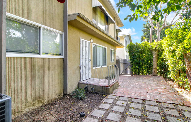 1040 N SIERRA BONITA AVE