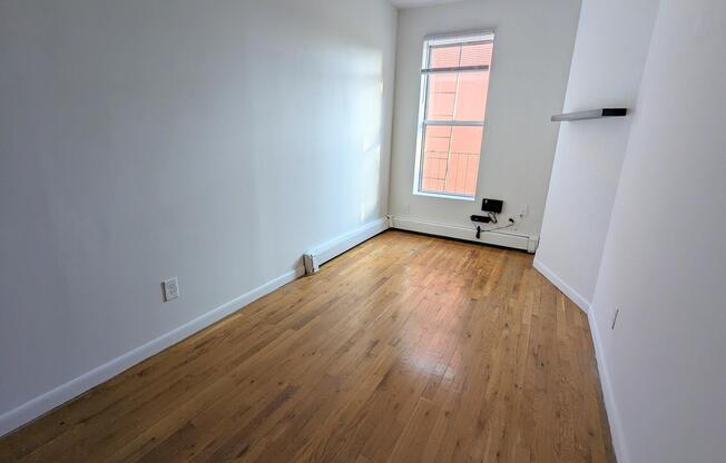 2 beds, 1 bath, $3,500, Unit 3