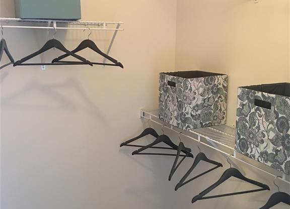 Model Walk In Bedroom Closet