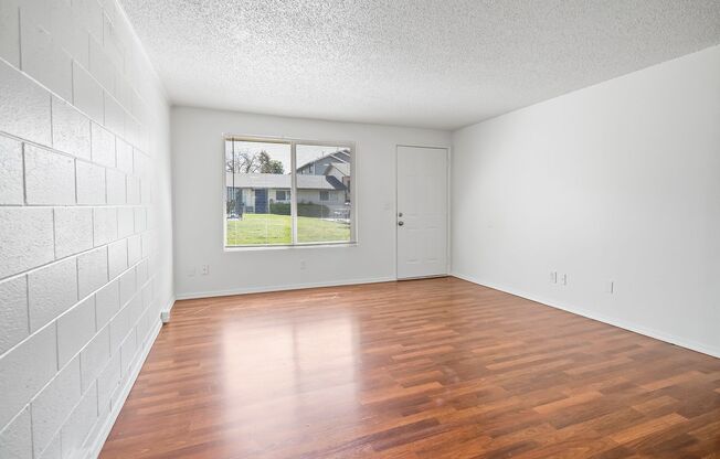 3 beds, 1 bath, 864 sqft, $1,995, Unit 17