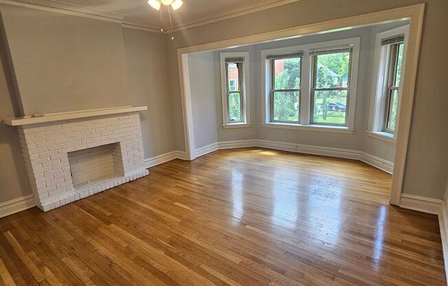 Beautiful Vintage Apartments Near NorthShore Evanston Hospital