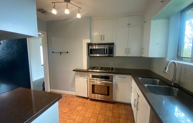 2 beds, 1 bath, $2,595