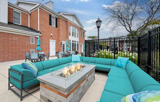 Welcome to Versailles on the Lakes Oakbrook Apartments