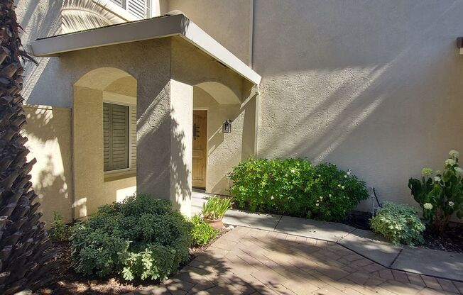 East Roseville, Quiet, Peacful Setting, Beautiful Courtyard entrance 3 Bedroom 2.5 Bathroom, Loft Low Maintenance rear Yard