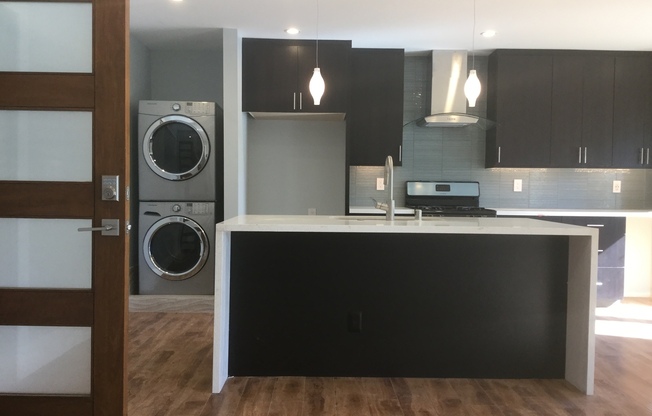 2 beds, 1 bath, 906 sqft, $3,295, Unit 01