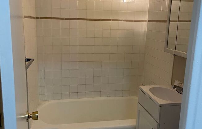 1 bed, 1 bath, 600 sqft, $1,400, Unit 908