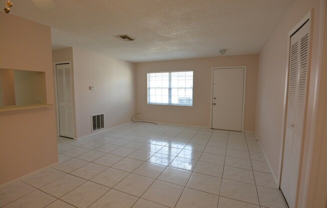 East Orlando 3/2 duplex. TILE FLOORS, Fresh paint, community pool!