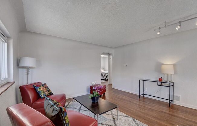 2 beds, 1 bath, $2,200