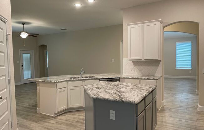 4 Bedroom in Gruene Field / 1 Mile to Gruene / Fridge / Fenced in Yard / CISD