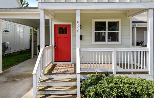 Modern 3 Bedroom home inside Downtown Raleigh, Fenced-in Backyard, Updated Kitchen, Pet Friendly!