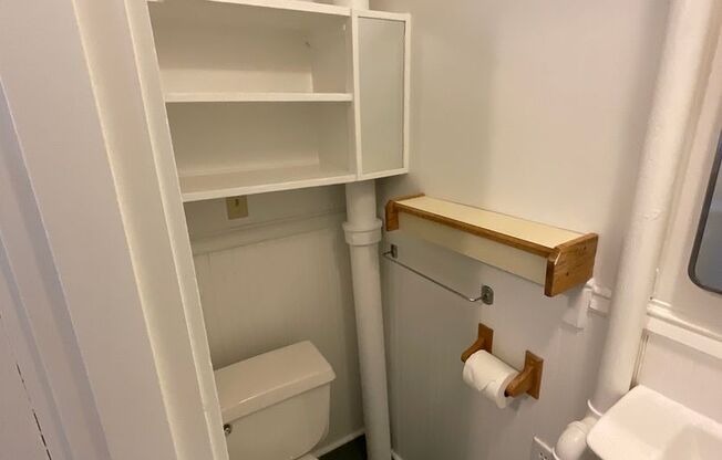 Studio, 1 bath, $850, Unit 606 Main Ave.