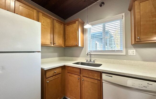 2 beds, 1 bath, 800 sqft, $1,595, Unit 221