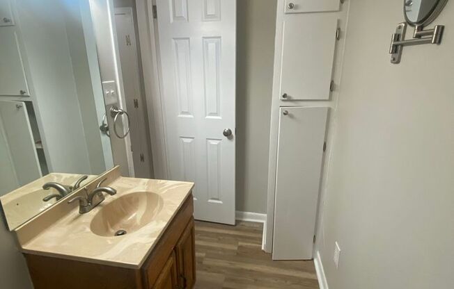 2 beds, 1 bath, $1,300