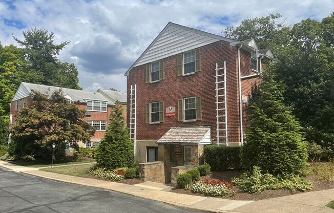 2 beds, 1 bath, 897 sqft, $2,035, Unit B-09