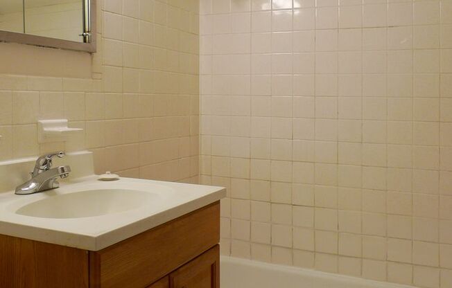 Studio, 1 bath, 375 sqft, $905, Unit 24 - 01