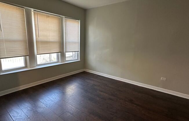 702-704 E 50th Pl