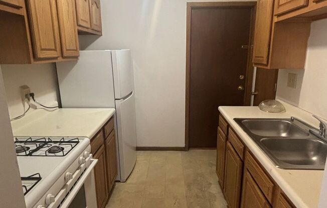 2 beds, 1 bath, 951 sqft, $1,299, Unit 5226 01
