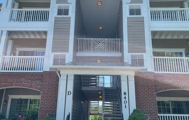 Move In Ready! Great 2 Bedroom 1 Bath Condo