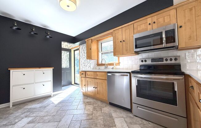 Gorgeous 3-bedroom single family home - Available NOW!