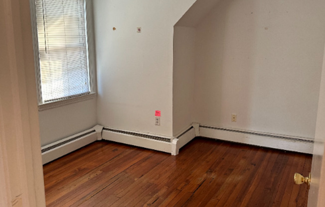 2 beds, 1 bath, $2,095, Unit Unit 4 (3rd Fl)
