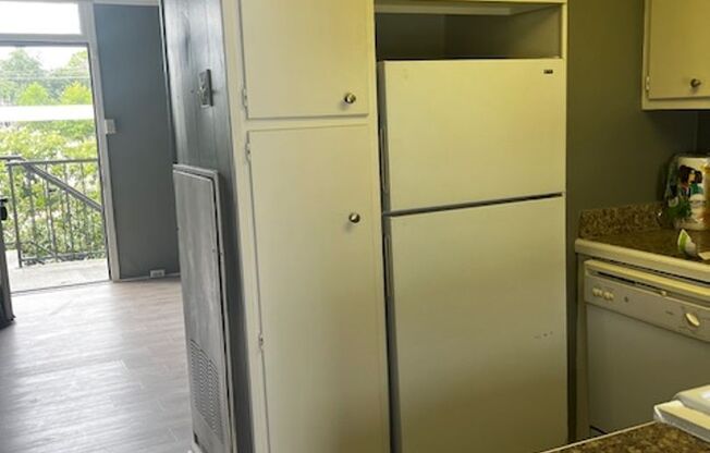 North gates of LSU on Highland near the Chimes! Gated 2br!